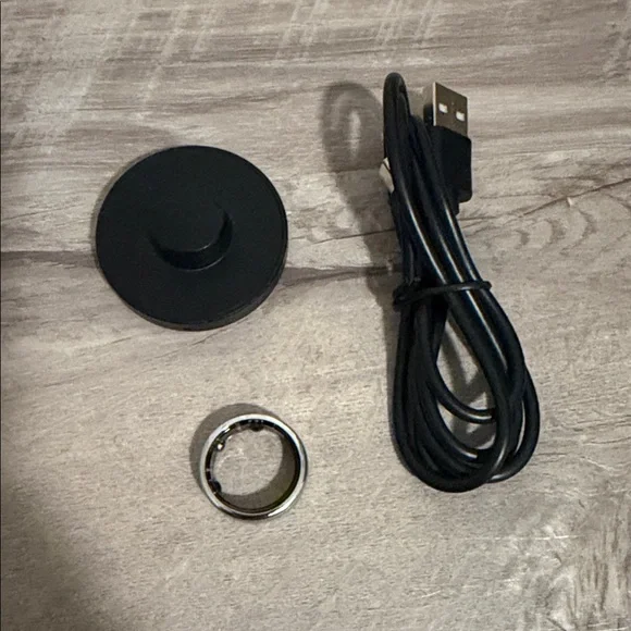 Oura Ring Generation 3 Size 10, Silver w/ Charging Dock - Picture 2 of 8